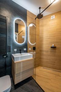 uma casa de banho com um lavatório e um espelho em Serenity House & Sauna on the Coast of Baltic Sea em Lapmezciems