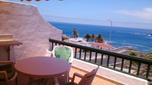 プエルト・デ・サンティアゴにあるPrime Homes - Tijoco Apartment”の海を望むバルコニー(テーブル、椅子付)