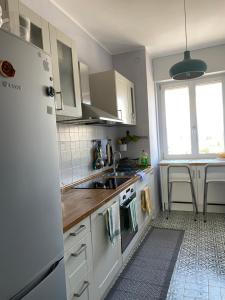 Кухня или мини-кухня в Giulia's Apartment in Milan Bicocca
