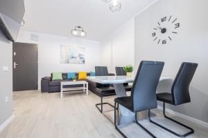 sala de estar con mesa, sillas y sofá en Ceyrat Flat en Oradea