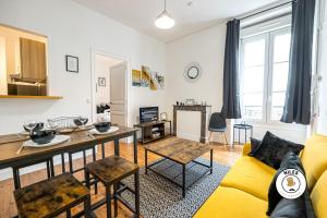 ein Wohnzimmer mit einem gelben Sofa und einem Tisch in der Unterkunft CEDICI Ideal Couples ou Famille - Moderne in Pau