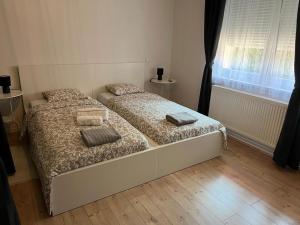 um quarto com uma cama com duas almofadas em 4 STARS ROOMS Near Airport em Ščitarjevo