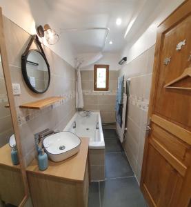 Un baño de Gites de charme centre de 2 à 10P, jardin, parking, durable