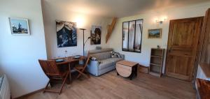 a living room with a couch and a table at Gites de charme centre de 2 à 8P, jardin, parking, durable in Honfleur
