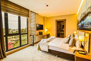 トラブゾンにあるAselia Hotel Trabzonのベッドルーム(大型ベッド1台、大きな窓付)
