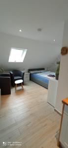 ein Wohnzimmer mit einem Sofa und einem Bett in der Unterkunft Apartmenthaus Westerkoog in Hedwigenkoog