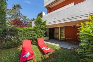 A garden outside Splendid Apartment PT-1 sul lago by Wonderful Italy