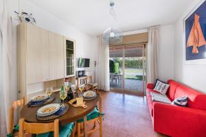 A seating area at Splendid Apartment PT-1 sul lago by Wonderful Italy