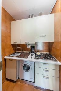 A kitchen or kitchenette at Splendid Apartment PT-1 sul lago by Wonderful Italy
