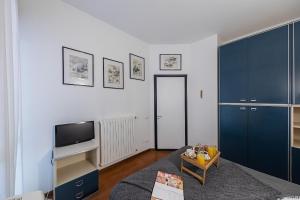 A television and/or entertainment centre at Splendid Apartment PT-1 sul lago by Wonderful Italy