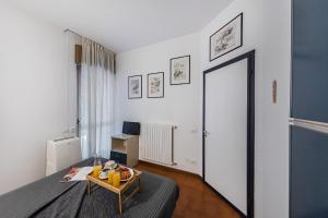 A television and/or entertainment centre at Splendid Apartment PT-1 sul lago by Wonderful Italy