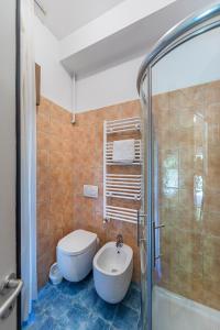 A bathroom at Splendid Apartment PT-1 sul lago by Wonderful Italy
