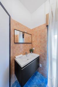 A bathroom at Splendid Apartment PT-1 sul lago by Wonderful Italy