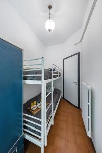 A bed or beds in a room at Splendid Apartment PT-1 sul lago by Wonderful Italy