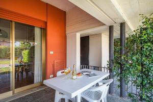 A balcony or terrace at Splendid Apartment PT-1 sul lago by Wonderful Italy