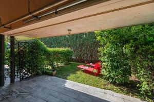 A garden outside Splendid Apartment PT-1 sul lago by Wonderful Italy