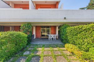 A garden outside Splendid Apartment PT-1 sul lago by Wonderful Italy