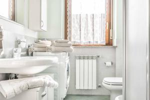 布斯托阿西齊奧的住宿－Residenza Liliana，白色的浴室设有水槽和卫生间。