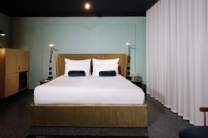 Un pat sau paturi într-o cameră la Rosselli AX Privilege