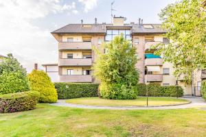 an apartment building with a garden in front of it at Residenza Liliana in Busto Arsizio