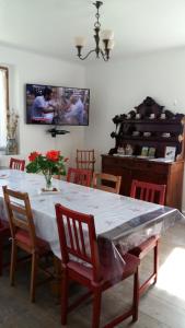 une salle à manger avec une table et un vase de fleurs dans l'établissement Gîte la fourmilière, à Morbier