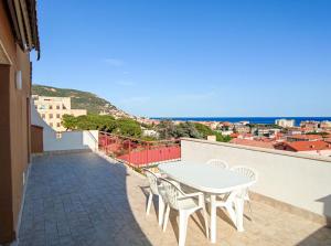 une table et des chaises sur un balcon avec vue sur l'océan dans l'établissement Bella Vista - By Ligooria, à Pietra Ligure