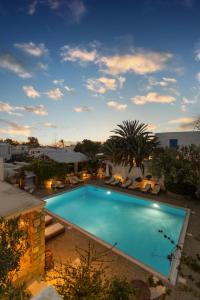 une grande piscine installée au-dessus d'un bâtiment dans l'établissement Andromeda Residence, à Mykonos