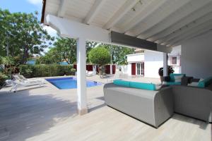 un patio con pérgola y piscina en LEON INMO Villa Arisha - 10009 en Ampuriabrava