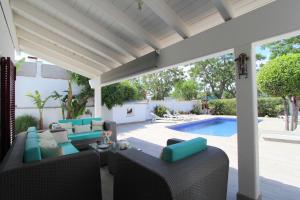 um pátio com mobiliário azul e uma piscina em LEON INMO Villa Arisha - 10009 em Empuriabrava