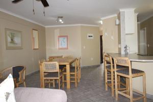 eine Küche und ein Esszimmer mit Tisch und Stühlen in der Unterkunft Corona Del Mar 13 in Margate