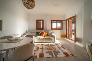 Posezení v ubytování Exclusive 2 Bed 2 Bath Penthouse with Golf Views - DE2332EV