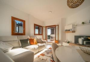 Posezení v ubytování Exclusive 2 Bed 2 Bath Penthouse with Golf Views - DE2332EV