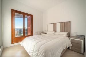Postel nebo postele na pokoji v ubytování Exclusive 2 Bed 2 Bath Penthouse with Golf Views - DE2332EV