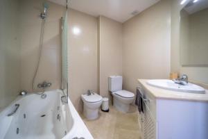 Koupelna v ubytování Exclusive 2 Bed 2 Bath Penthouse with Golf Views - DE2332EV