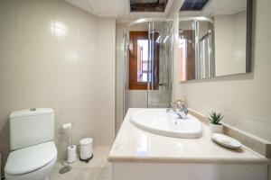 Koupelna v ubytování Exclusive 2 Bed 2 Bath Penthouse with Golf Views - DE2332EV