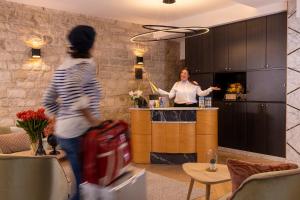 Členové personálu v ubytování Hôtel des Arts Montmartre