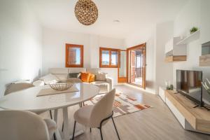 TV a/nebo společenská místnost v ubytování Exclusive 2 Bed 2 Bath Penthouse with Golf Views - DE2332EV