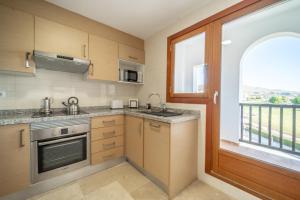 Kuchyň nebo kuchyňský kout v ubytování Exclusive 2 Bed 2 Bath Penthouse with Golf Views - DE2332EV