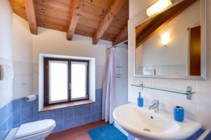 ヴェローナにあるCorte Roveggia - Monolocale Picassoのバスルーム(洗面台、トイレ付)、窓が備わります。