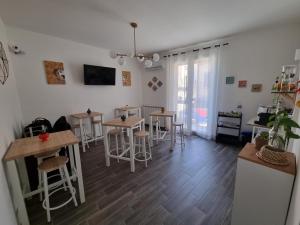 salon ze stołami i stołkami w obiekcie Residenza Tarzanà w mieście Palermo