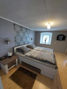Un dormitorio con una cama grande y una ventana en Spatzennest, 