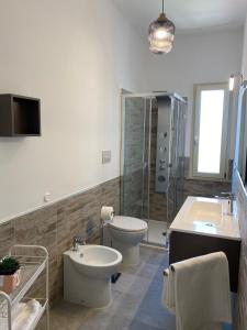 a bathroom with a toilet and a sink and a shower at B&B 8 Marzo in Belvedere Marittimo