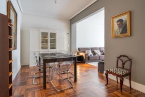 uma sala de estar com uma mesa de jantar e cadeiras em Ibarrola Apartment by People Rentals em Bilbao