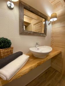 Ванная комната в Leśna Osada -Dominikowo -sauna , balia