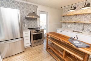 een keuken met een roestvrijstalen koelkast en een wastafel bij Park & Mill in Bloomfield