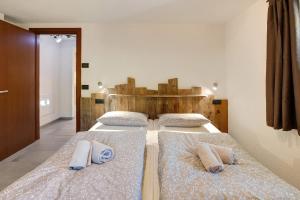 a bedroom with two beds with pillows on them at Appartamento Stefan Trepalle in Livigno
