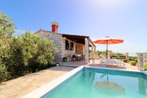 A piscina localizada em Holiday Home Zule ou nos arredores