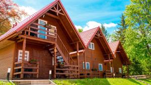 uma casa de madeira com um telhado de gambrel em Wilczy Wodospad em Karpacz