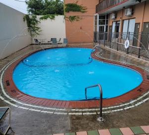 a large blue swimming pool in front of a building at Downtown Inn in Asheville