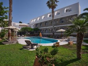 Bazén v ubytování Galinos Hotel for adults only nebo v jeho okolí
